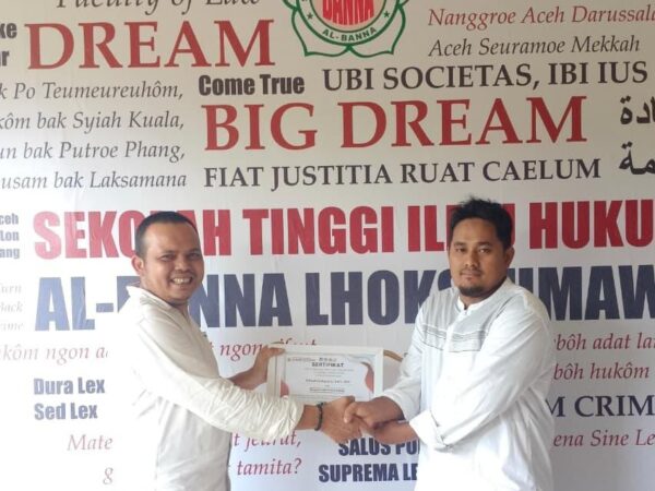 Ketua STIH Al-Banna Serahkan Penghargaan kepada Ketua LP3M Muhammad Rudi Syahputra atas Raihan Terbaik II LLDikti XIII Aceh Award